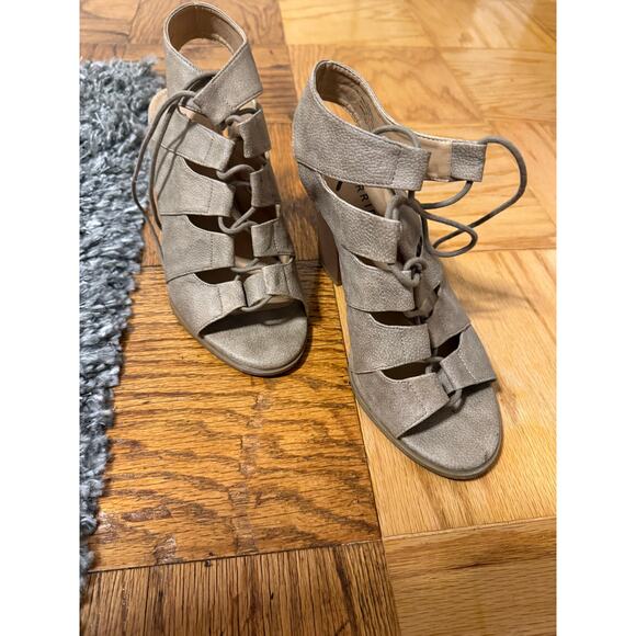 Torrid Tan Laceup Block Heel shoes size 8 - Picture 2 of 6